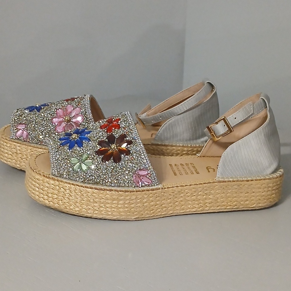 Embellished Floral Sandals ,size 41, fits size 10, made In Colombia, pre-owned - Picture 4 of 7